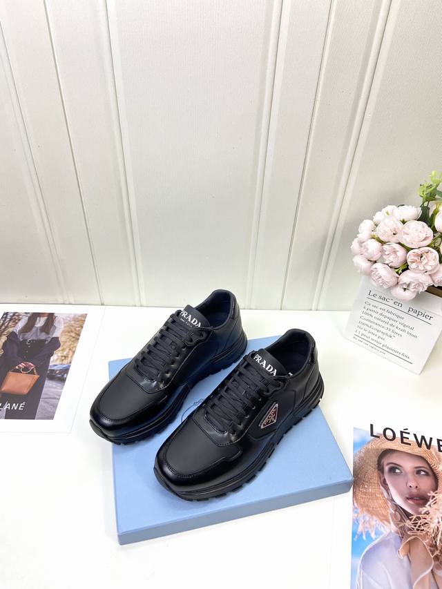出厂价Pp： 品牌：Prada 普拉达 等级： 原单品质 鞋面：原版开边珠牛皮 内里：原版水染牛皮+牛皮垫脚 原版：Tpu+发泡组合底 码数：39-44 45
