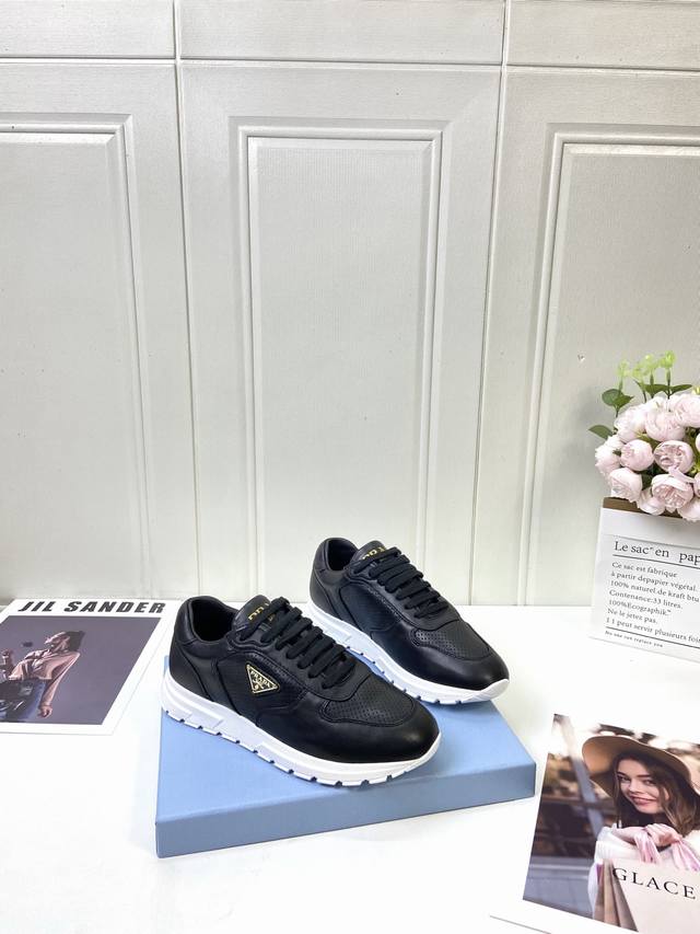 出厂价P 品牌：Prada 普拉达 等级： 原单品质 鞋面：原版羊皮 内里：原版水染牛皮+牛皮垫脚 原版：Tpu+发泡组合底 码数：35-41 40 41定做不