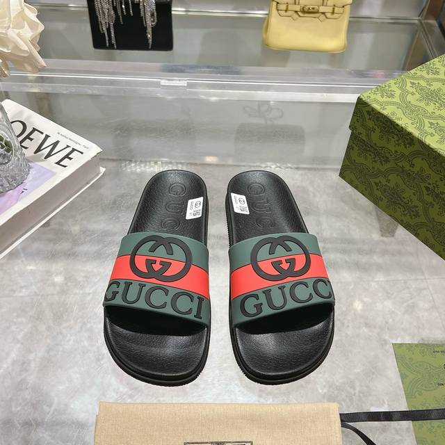 Gucci 官网款男女同款Good Game 拖鞋凉鞋 在这个特别版系列中，品牌创始人 Guccio Gucci 的首字母缩写赋予了新的含义。在游戏世界中，“G