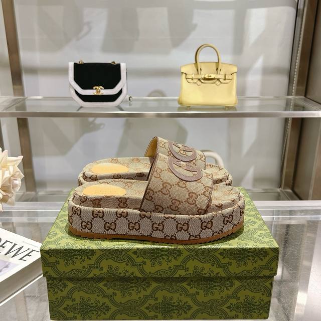 Gucci新款女式大号 Gg 防水台拖鞋 作为品牌的标志性标志，徽标以全新且出人意料的方式丰富了设计。每个标识的背后都蕴藏着品牌的传统和价值，是一种可以反复佩戴