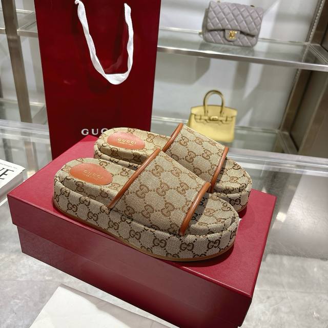 爆款2025女士新款 Gg 厚底凉拖鞋 标志性的古驰标志和精致图案以当代方式重新诠释，用于最新的古驰系列。这款楔形凉拖鞋采用Gg帆布制成，以标志性的轮廓为特点。