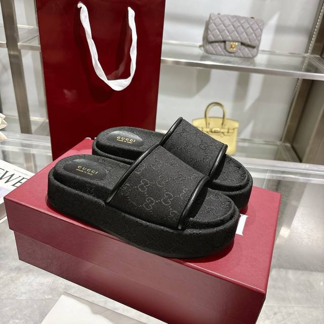爆款2025女士新款 Gg 厚底凉拖鞋 标志性的古驰标志和精致图案以当代方式重新诠释，用于最新的古驰系列。这款楔形凉拖鞋采用Gg帆布制成，以标志性的轮廓为特点。
