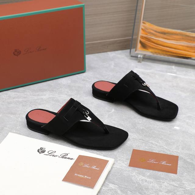 冲量价: 代购级 Loro Piana Lp Mindil系列T带夹趾凉鞋 顶级品质 柔软的羊皮革形成精裁饰带，于鞋面顶部交汇，并通过坚固的松紧脚踝设计固定。一