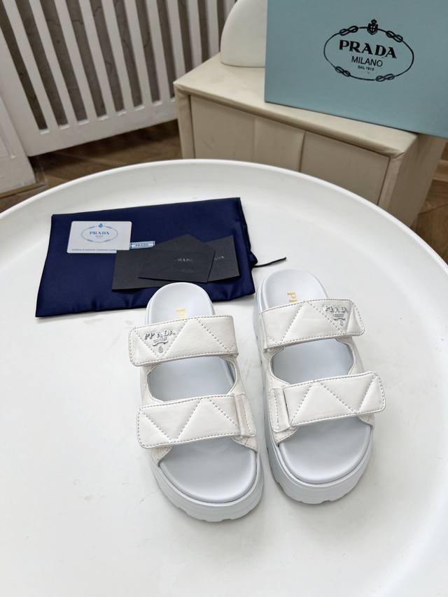 冲量价: Prada 普拉达25Ss夏季新款情侣款沙滩厚底勃肯凉鞋 这个鞋型真的属于经典不会过时的设计而且符合当下大家这种追求舒适，健康的穿着理念，被很多国内外