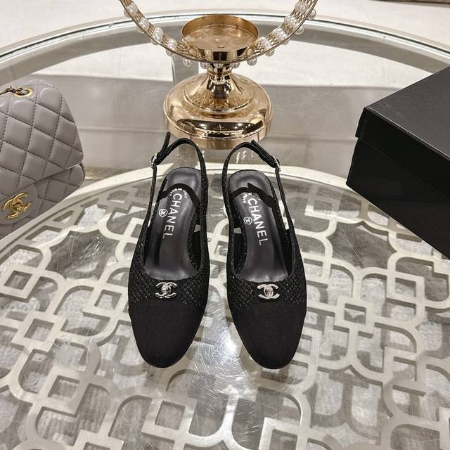 冲量价: Chanel Ss春夏新款双C纽扣玛丽珍 小香家绝美玛丽珍凉鞋 甜度爆表 美到犯规 圆方头设计 呆萌可爱～金属 纽扣Logo 颜值超级在线 穿起来就是