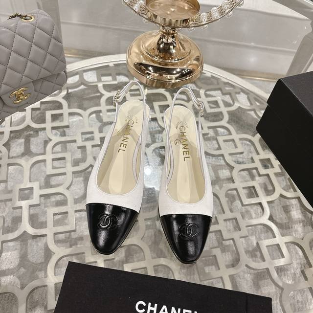 冲量价: 小香25春夏新品 专柜经典款 小香拼色后空坡跟凉鞋系列上新 时尚圈的绝绝子 搭配将演绎着细致 极简 永不褪去的经典元素 展现与众不同的穿搭风格美到无话
