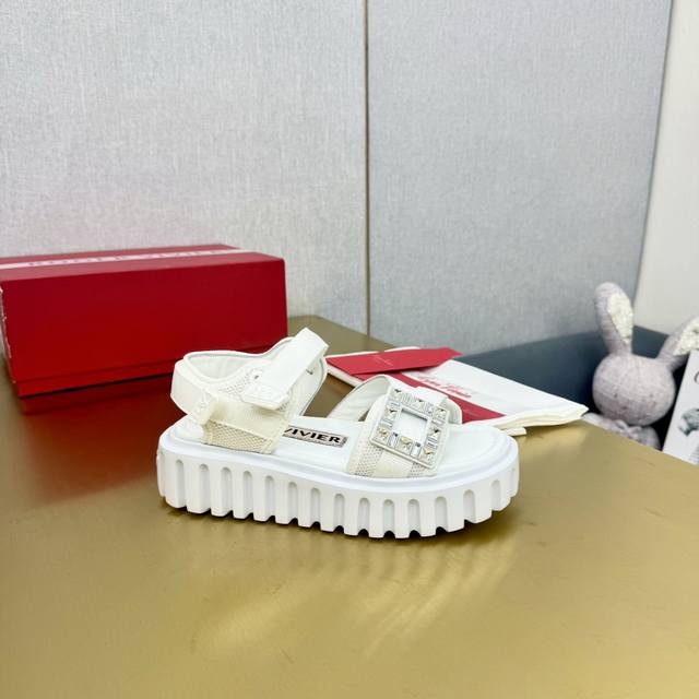 冲量价: Roger Vivier Rv 24Ss 系列带厚底后空凉鞋，拖鞋 爆款众多网红最爱释合运动活力与时尚设 计，以优质性能运动面料手工制成，呈现特别拼接