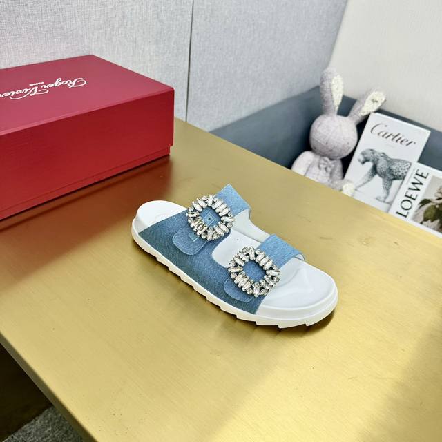 冲量价: Roge* Vivie* Rv经典双扣原版1：1凉拖，颜色清新 准备穿上迎接夏日的沐浴吧此款的法国真皮滚边工艺，非常精细而难以操作。 面料：金丝布料牛