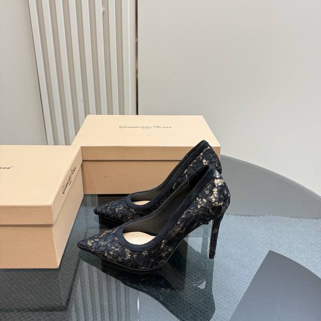 冲量价: Gianvito Rossi 2025新款单鞋 顶级版本 蕾丝网面设计独具韵味，增添了神秘与性感。高跟尖头展现出优雅气质，后空款式则透着一丝俏皮。穿上