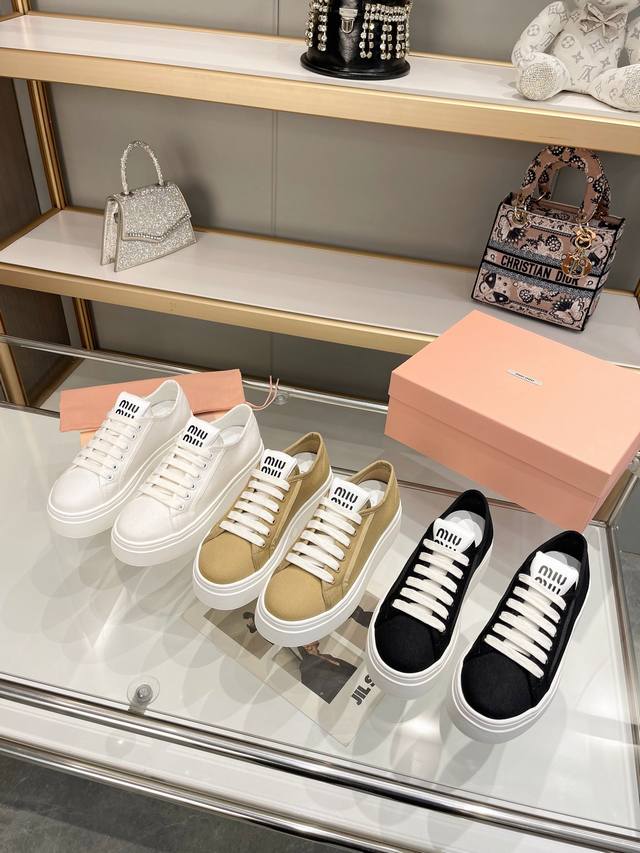 冲量价: ，Miumiu 缪牛 春夏最新饼干小白鞋 近两年人气水涨船高的 了手袋和服装以外 小白鞋更是受到时尚博主的青睐。 完美融合运动风和精致女人味。纯白的鞋