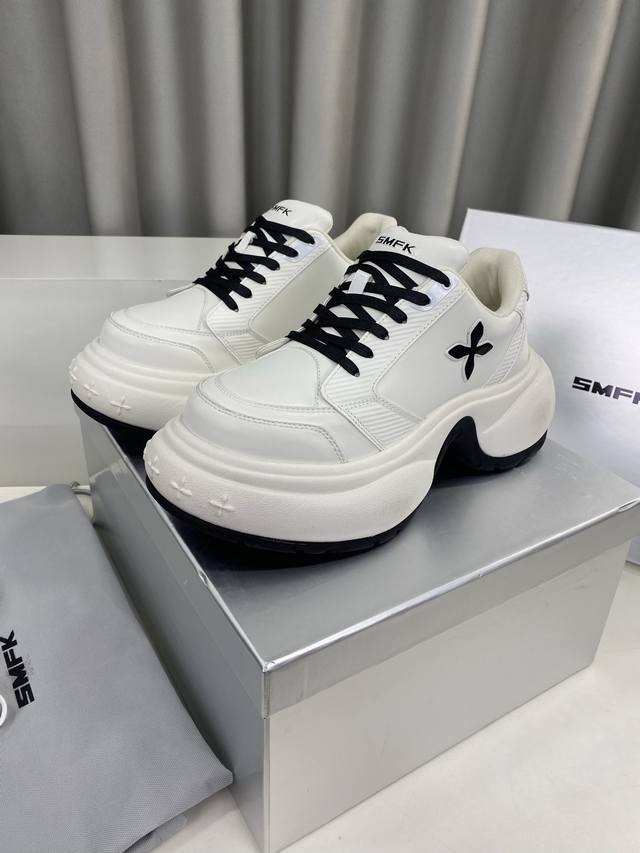 冲量价: Smfk 小众潮牌爆款 设计感浮雕 厚底 运动鞋 休闲鞋 爆真的是很耐看越看越喜欢！矮个子宝宝的福音直接拉长身材比例！！ 鞋身柔软舒适，鞋底耐磨防滑-