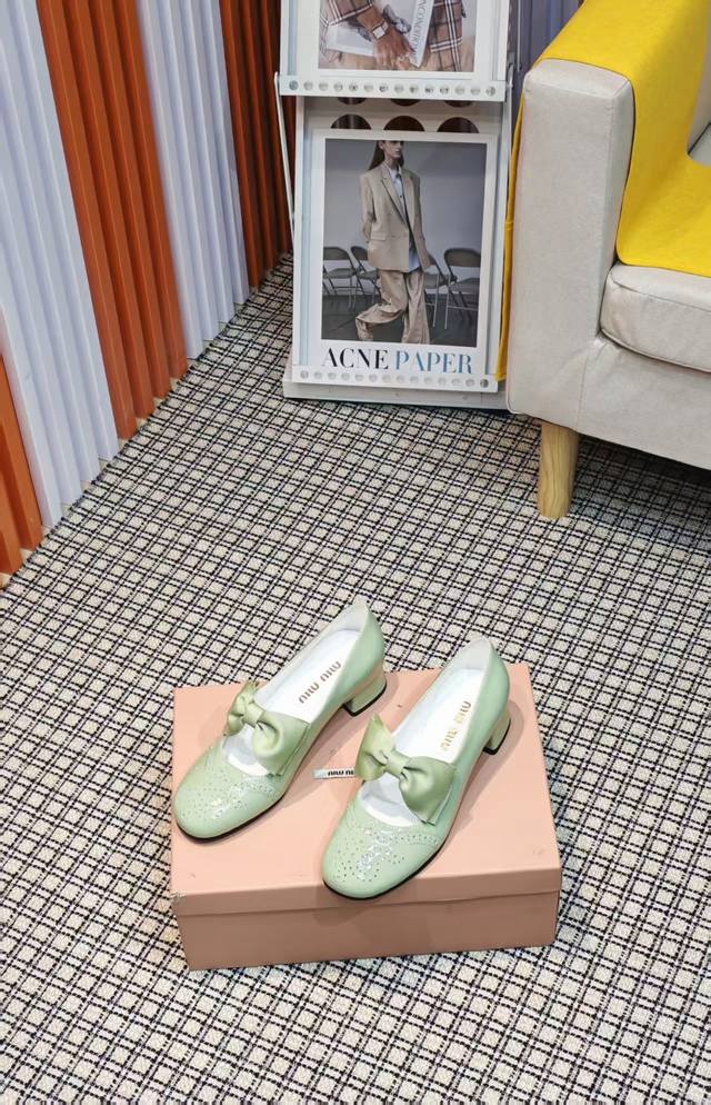 冲量价: Miu Miu 2025 春夏新款走秀 Miumiu 皱漆中跟单拼接大蝴蝶结饰花 秀场工艺来自Miu Miu系列的细节特写 新季的潮流要素一 与此刻挚