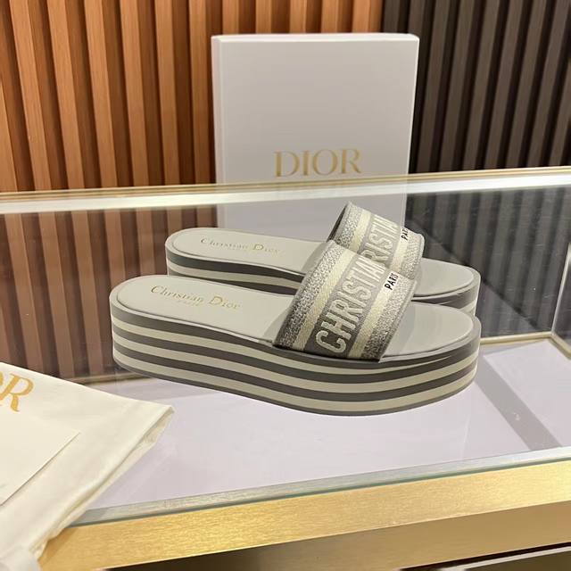 冲量价: Dior最新高品质刺绣拖鞋 手工刺绣工艺，耗时匠心打造 小羊皮内衬，透气柔软 防滑橡胶厚底，轻盈缓震 35-40码 41定制 **步履生花，穿行于艺术