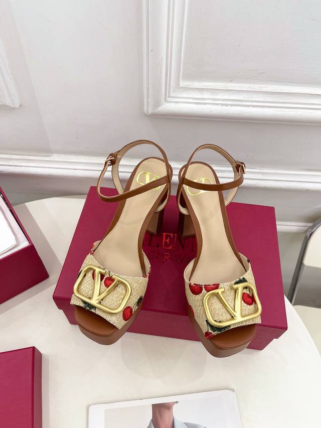 Valentino 华伦天奴 2025春夏新品 Vt恨天高防水台高跟凉鞋上新 Valentino Garavani 的经典“Roman Stud”系列以全新的诠