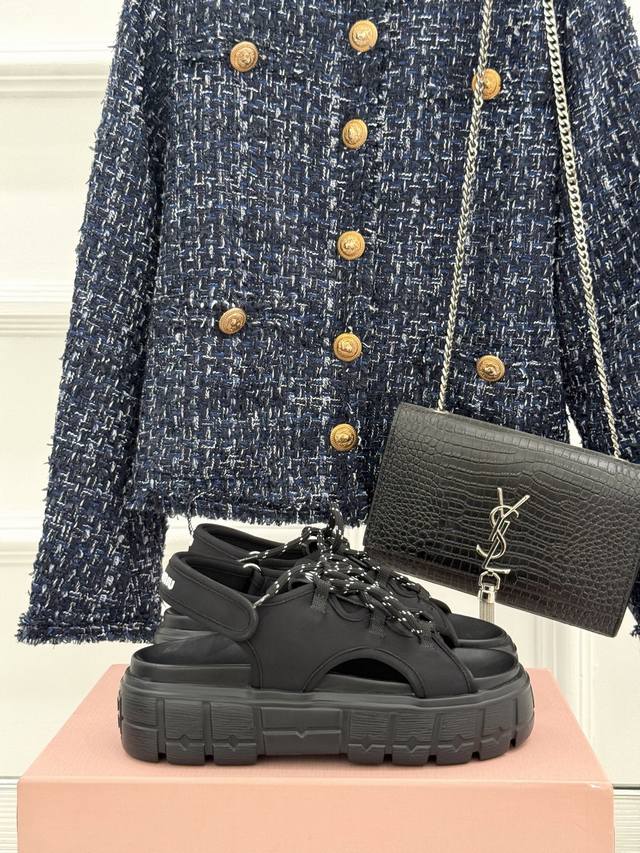 厂价 Miu Miu 缪缪25S新品复古 厚底绑带帆布凉鞋 缪缪这一季也太少女 太好看了！ 简约的设计搭配做旧的风格真的很复古！ 3Cm增高 小个子穿起来也毫无