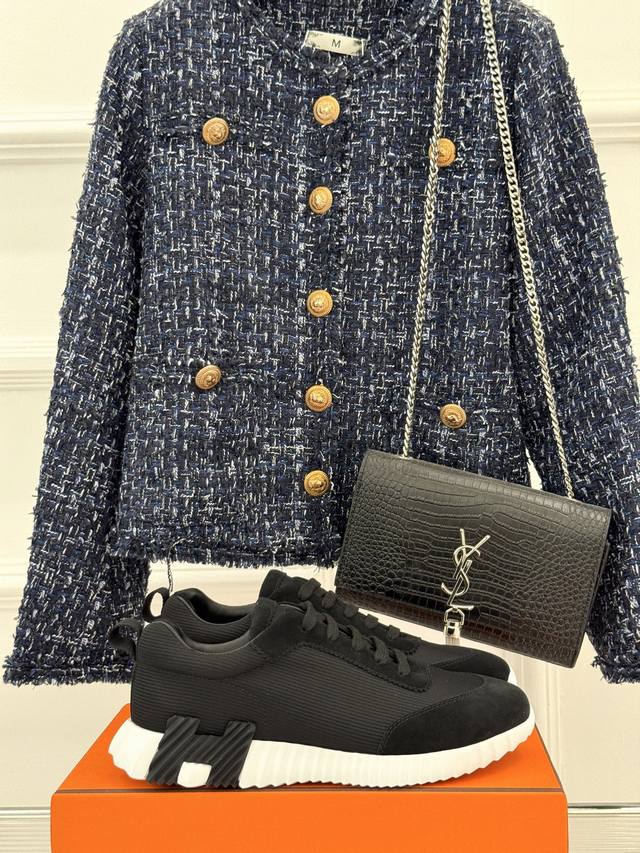厂价 Hermes 爱马仕经典休闲 运动鞋 经典复古高级感单品 好穿又好搭配 上脚秀气！ 鞋面采用原版定制皮料 内里踮脚均为牛皮 原版开模Tpu大底 Size：