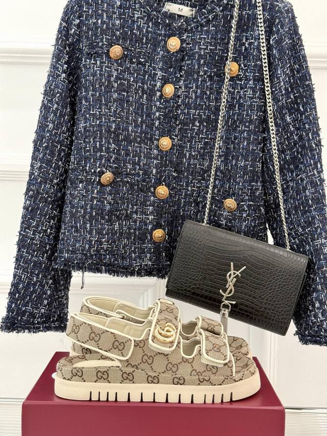 厂价 Gucci 古驰经25Wf春夏新品 双G扣沙滩魔术贴拖鞋 夏天必备懒人福音鞋 谁穿谁美！ 很轻盈上脚意外的舒适 还不挑脚型 简约的魔术贴设计很耐看 可调节