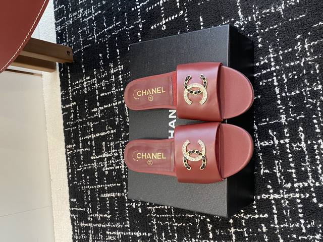 代购级 Chanel 小香 25Ss 春夏新品度假 羊皮 懒人拖 小香的一款全新设计 鞋面搭配双C五金装饰 简约百搭上脚超级美的 怎么看都超美 鞋面：采用进口羊