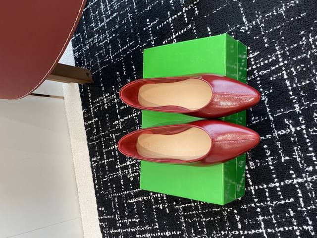 代购级 Bottega Veneta 葆蝶家 25Ss 小圆头 平底 单鞋 Bv是当今时尚圈翻身最成功的品牌，除了包款卖翻天外，葆蝶家的鞋履也不容忽视！小贾斯汀