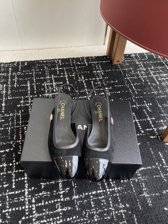 代购级 Chanel小香 25Ss 早春新款 平底 后空 玛丽珍单鞋，复古法式优雅感，高级感十足 香奶奶后空玛丽珍凉鞋，最近很火的一双凉鞋！露脚设计直接拉长腿型