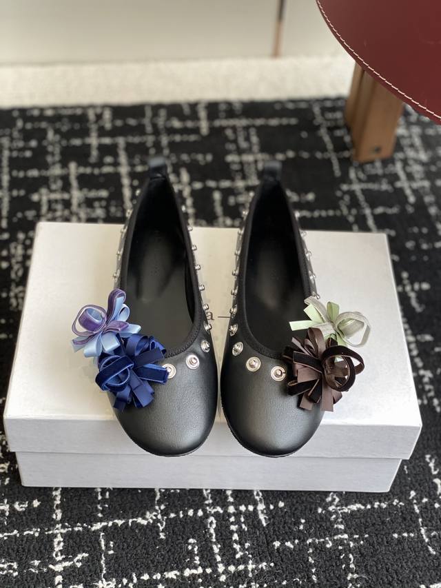 代购级 小众品牌 Paloma-Wool 2025春夏新款花朵芭蕾舞鞋铆钉平底单鞋 超级漂亮，为花而生的芭蕾鞋，可Diy搭配。这款鞋设计也很有小心思，鞋子四周可