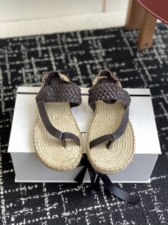 代购级390 Cotem 春季柔软 衣服夹脚凉鞋 ，以早期普世的功能性闻名 始终保留着简洁与舒适的特点，经过多重材质的融合拼接 塑造成为不拘泥于特定场地与用途的