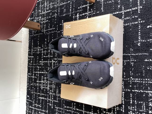 纯原版 On 昂跑 Cloud X 3 综合体能训练 休闲跑鞋。新一代跑练结合多功能跑鞋 Cloud X 3 延续轻量脚感且灵活反馈的同时提高贴合度和透气性；沿