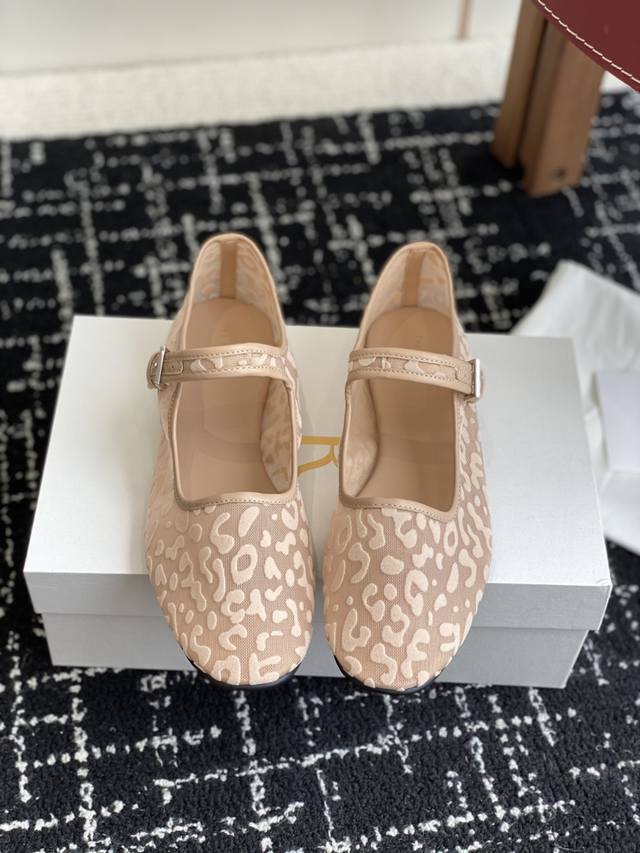 东莞代购级 The Row 25Ss 网面透气 芭蕾舞鞋 单鞋 满满的少女风 既摩登又复古的味道 非常的简约大气 不管是半身裙 连衣裙还是牛仔裤 它都能成为点睛