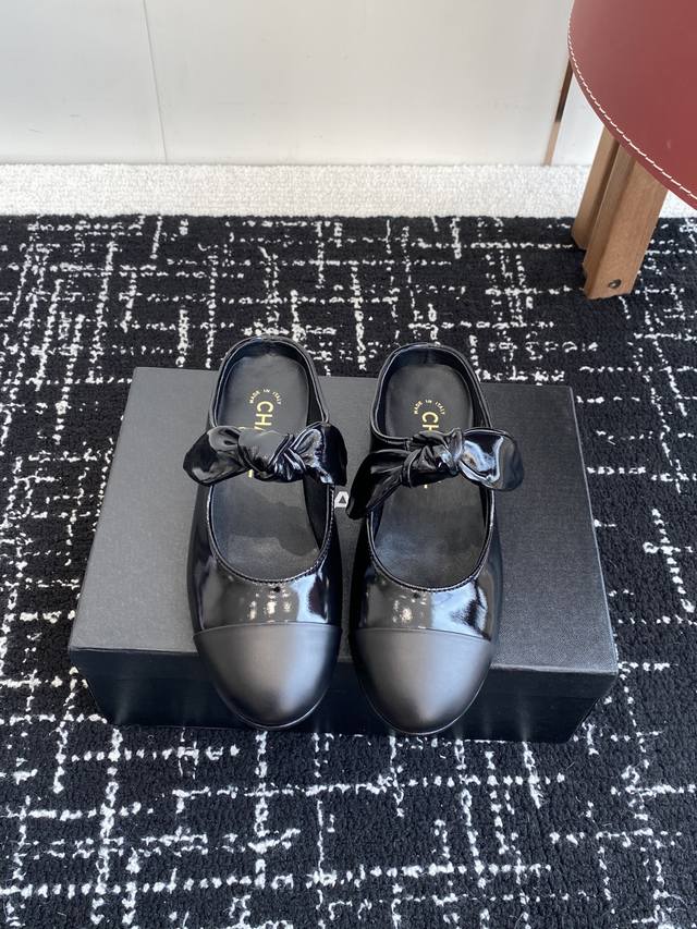 代购级 Chanel小香 25Ss 春夏鞋 玛丽珍 半拖 宛如女神脖子上的项链，上脚包裹性非常好，上脚跟显瘦，真的是超级精致！ 复古的玛丽珍太对味了，个人最喜欢