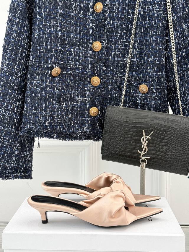 厂价 Carven 25Ss春夏新品尖头麻花拖鞋 真正值得珍藏的一款美鞋 会让你的夏日穿搭气质翻倍哦～ 鞋面采用原版定制真丝 垫脚采用混种小羊皮 意大利进口A级