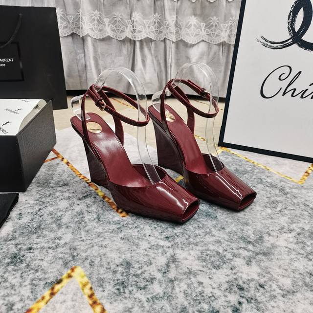 上新 Ysl 顶级高版本 2025官网同步新款坡跟鱼嘴凉鞋 细节处理完美 垫脚羊皮 质感细腻 意大利黑色真皮大底 极致完美复刻 1鞋面：进口真丝 漆皮 2垫脚：