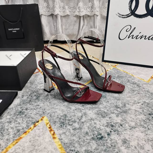 上新 Ysl 顶级高版本 2025官网同步新款酒杯粗跟凉鞋 细节处理完美 垫脚羊皮 质感细腻 意大利黑色真皮大底 极致完美复刻 1鞋面：进口漆皮 2垫脚：进口羊