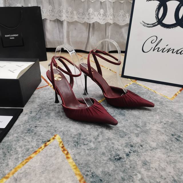 上新 Ysl 顶级高版本 2025新款真丝包头凉鞋 细节处理完美 垫脚羊皮 质感细腻 Aaa级意大利黑色真皮大底 极致完美复刻 1鞋面：进口真丝 2垫脚：进口羊