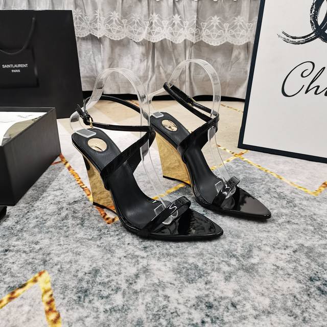 上新 Ysl 顶级高版本 2025官网同步新款坡跟凉鞋 细节处理完美 垫脚羊皮 质感细腻 意大利黑色真皮大底 极致完美复刻 1鞋面：进口真丝 漆皮 2垫脚：进口