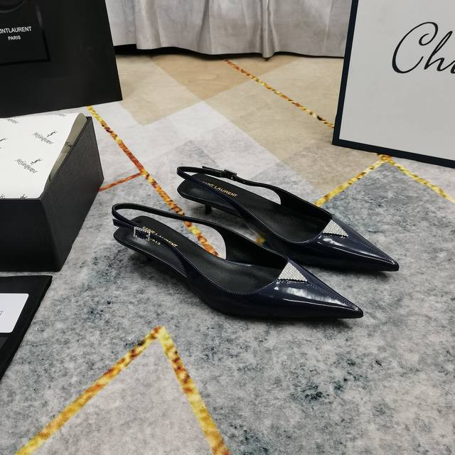上新 Ysl 顶级高版本 2025官网同步新款水钻装饰后空中跟凉鞋 细节处理完美 垫脚羊皮 质感细腻 意大利黑色真皮大底 极致完美复刻 1鞋面：进口牛漆皮 2垫