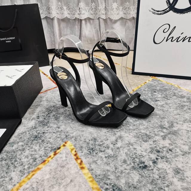 上新 Ysl 顶级高版本 2025官网同步新款酒杯粗跟一字带凉鞋 细节处理完美 垫脚羊皮 质感细腻 意大利黑色真皮大底 极致完美复刻 1鞋面：进口真丝 2垫脚：