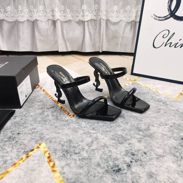 Ysl--上新 2025官网同步新款品牌字母跟拖鞋 细节处理完美 垫脚羊皮 质感细腻 Aaa级意大利黑色真皮大底 极致完美复刻 1鞋面：进口牛皮 漆皮 2垫脚：