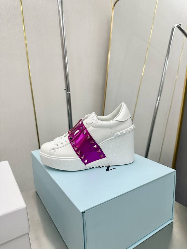 顶级版本 奴家最新厚底高版本 Valentino 华伦天奴23Ss春夏厚底柳钉运动休闲鞋小白鞋 最新款 爆款系列 日本上线后一鞋难求 超级火爆 经典柳钉系搭配厚