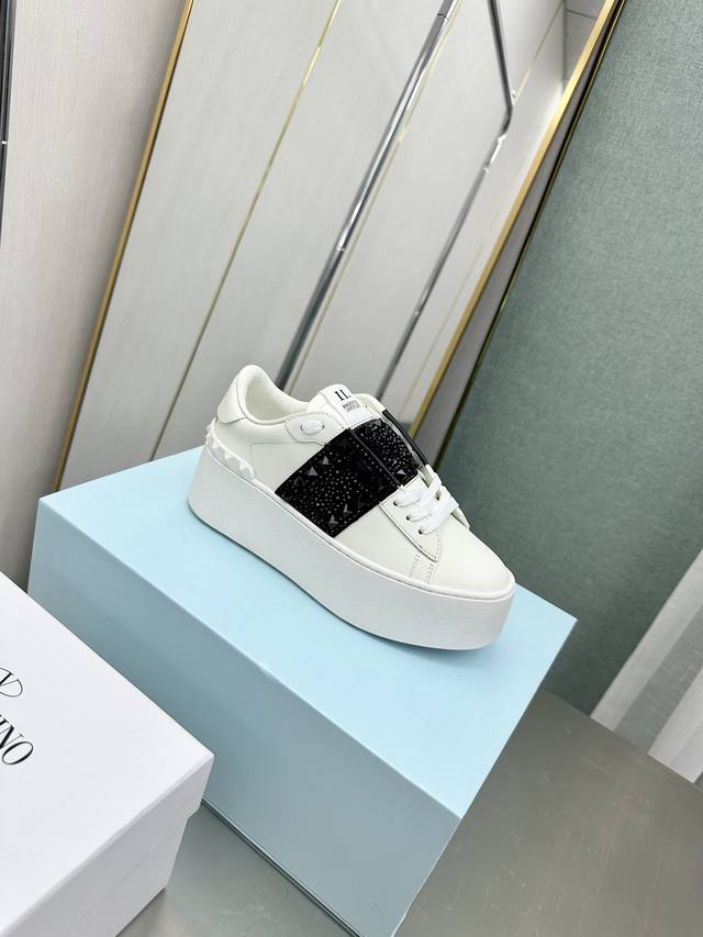 顶级版本 奴家最新厚底高版本 Valentino 华伦天奴23Ss春夏厚底柳钉运动休闲鞋小白鞋 最新款 爆款系列 日本上线后一鞋难求 超级火爆 经典柳钉系搭配厚