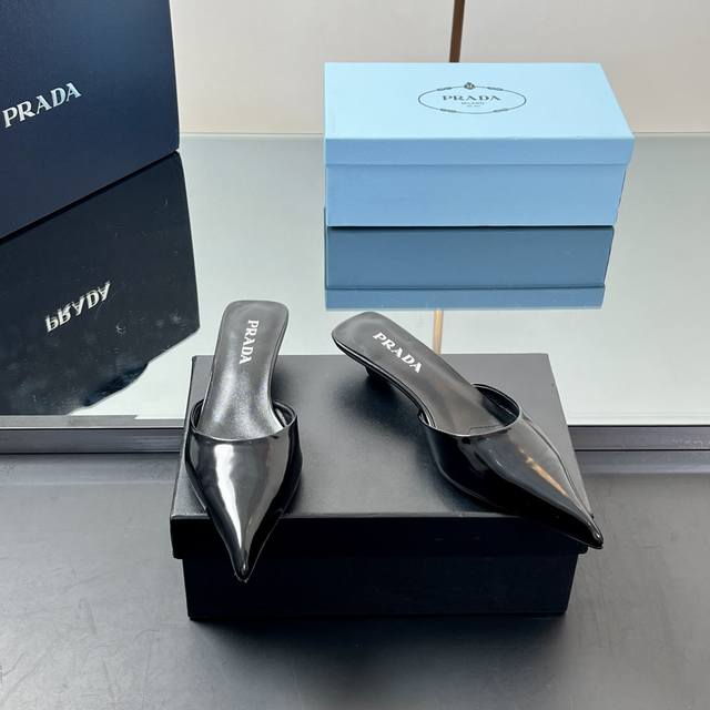 厂价P 高品质、正确高版本！Prada 2025 春夏走秀新款低跟尖头女鞋 普拉达明星同款字母跟果冻色穆勒凉拖鞋 材质:鞋面进口开边珠小牛皮 进口真丝面料 内里