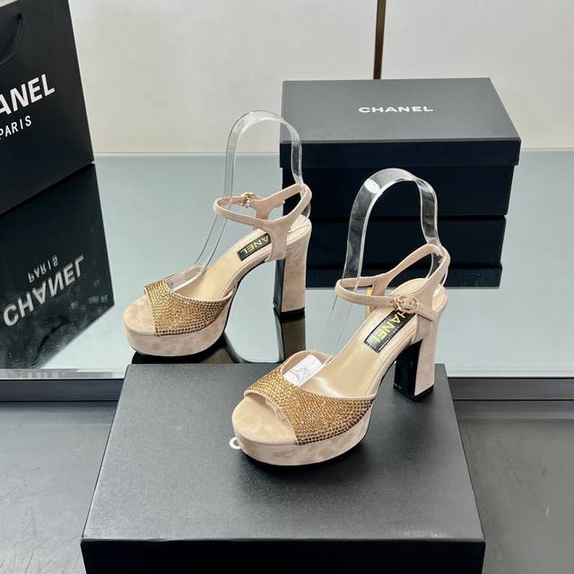 厂价 Chanel香奈儿 水钻粗跟高跟鞋防水台凉鞋 顶级版本，简约而不失优雅的设计！好穿好搭清新脱俗，生动知性优雅～更蕴含着不羁的时尚态度，这种态度是从心底里释