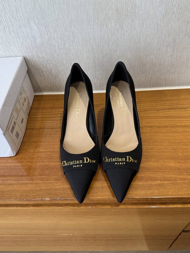 顶级品质 Dior Ss25 New Arrival～ 迪奥春夏新款尖头高跟鞋 露跟系列高跟鞋Dior典范之作！精致绝伦， 每一双放佛都是艺术品，集高贵优雅于一