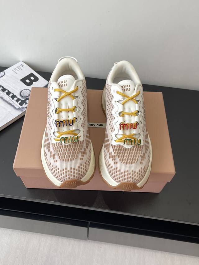 Miumiu缪缪 2025最新款美式老爹鞋 运动鞋 ~ 颜值担当火爆款运动鞋 不得不入的一款～时尚 高级 随意搭配上脚非常舒适 年度必入款 最新走秀款运动老爹鞋