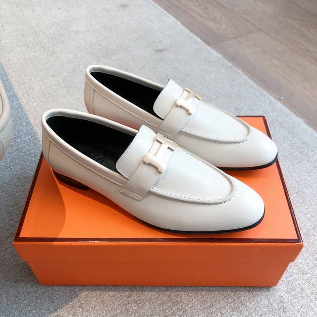Hermes... A Eclair 2025新色+爆款系列 版型超正，有一定厚度增高显腿长！透体透气 舒适的小牛皮 春夏拼色兼具颜值舒适度的单品！ 渠道货源