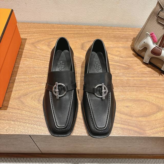 Hermes... 平底乐福鞋 2025新品+爆款系列 真皮大底，独家开模五金扣，进口牛皮 春夏拼色兼具颜值舒适度的单品！ 渠道货源 女码35-39 可订做40