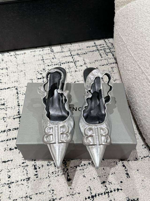 顶级版本 Balenciaga 25S 巴黎世家 春夏新款 双B 扣尖头 凉鞋 单鞋 高跟鞋 巴黎世家出的高跟鞋都很会拿捏女人心！简直美呆了！ 上脚熠熠生辉！而