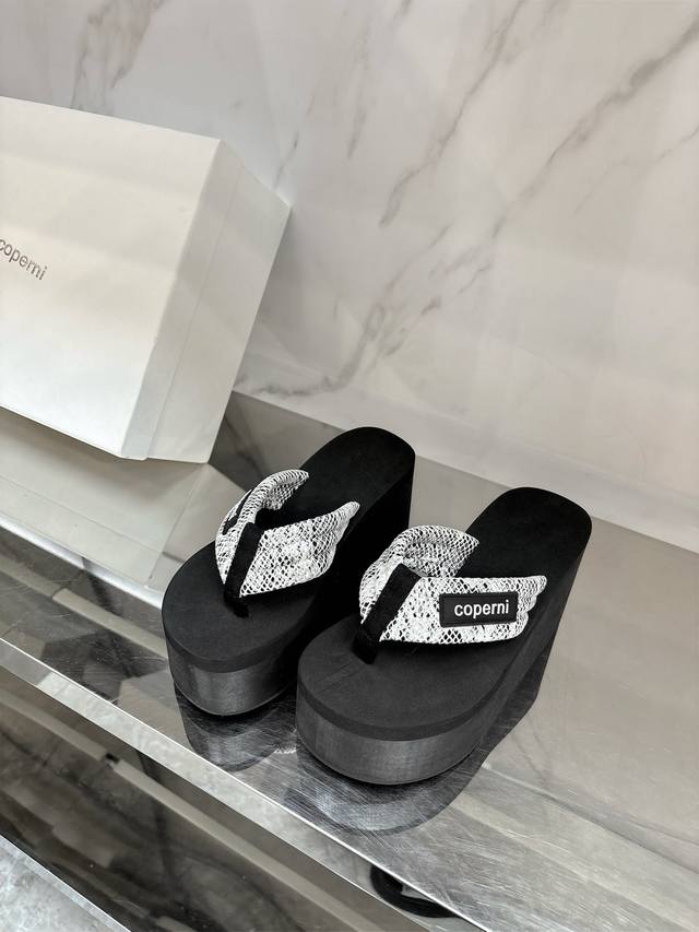 Coperni2025春夏新款厚底人字拖鞋Coperni增高神器简直是夏天的时髦巅峰，百搭又实穿脚感超级棒对版水洗牛仔布 高订科技布面料，私模Eva大底，码数：