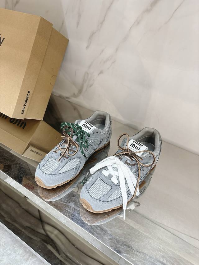 Miu Mi* New Balance联名走秀情侣款运动鞋来自美拉德的快乐鞋极简复古文艺的风格都能搭，搭各式的袜子也很赞轻巧，把Miumiu的俏皮优雅展露无遗Z