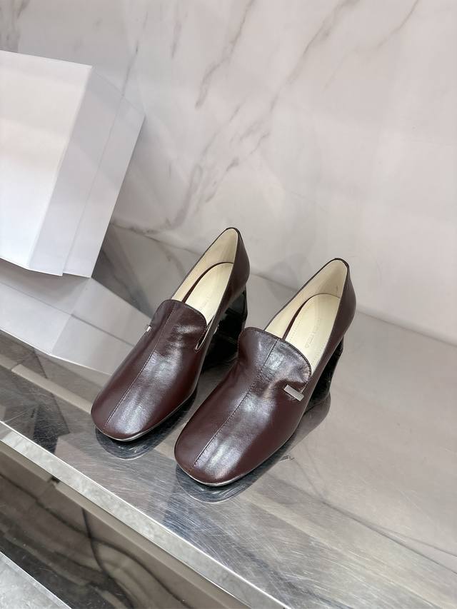 莞产代购级Phoebe Philo2025早春新款高跟鞋简单的线条和低调的色彩，简约硬朗大女主风时尚通勤两不误对版油蜡皮牛皮面料，羊皮内里，意大利进口真皮大底，