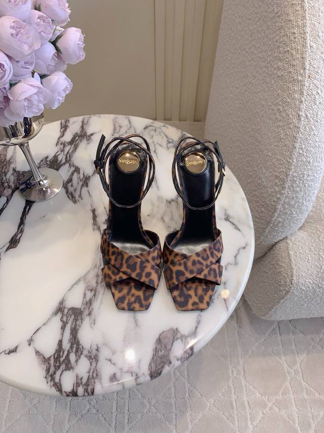 出厂价P Saint Lauren* Ysl 杨树林新款尖头坡跟高跟凉鞋 小姐姐的美丽尤物高跟鞋 优雅迷人性感 女人味十足 鞋面进口真丝 内里垫脚羊皮 意大利真